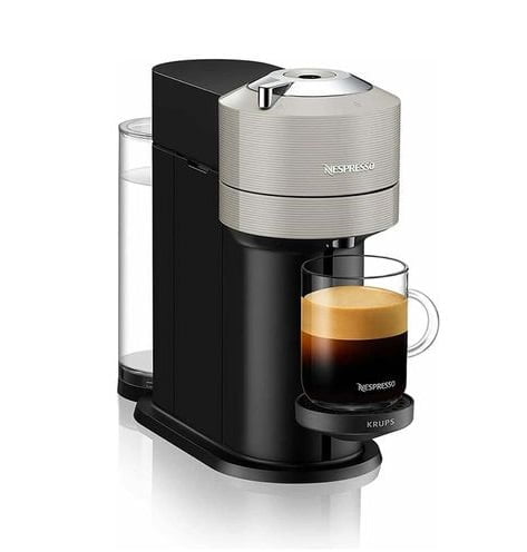 N48646707A 1 نيسبريسو &Amp;Lt;H1&Amp;Gt;آلة تحضير القهوة والإسبريسو من فيرتو نكست بتقنية الطرد المركزي مع واي فاي وبلوتوث 1500 واط Env120Gyxn910B رمادي&Amp;Lt;/H1&Amp;Gt;
تأتي آلة صنع القهوة Nespresso Vertuo Next بتصميم وألوان جديدة تمامًا لتجربة تخمير مثالية. بالإضافة إلى الإسبريسو الأصلي ، تنتج Nespresso Vertuo Next فنجانًا استثنائيًا من القهوة بطبقة ناعمة من الكريمة ، وهو ما يميز فنجان قهوة رائع حقًا. تقوم آلة Vertuo لصنع القهوة والإسبريسو بإعداد 5 ، 8 ، 14 ، 18 أونصة من القهوة بالإضافة إلى جرعات إسبريسو مفردة ومزدوجة. تجمع نسبريسو خبرة جميع خبراء القهوة لديها ، الذين اختاروا بعناية أصل كل مزيج قهوة وتحميصه ، وأنشأوا نظام تخمير باستخدام تقنية الطرد المركزي ، وهي تقنية استخلاص حاصلة على براءة اختراع طورتها نسبريسو. ما عليك سوى إدخال كبسولة يرتو وإغلاق الرافعة ، عند تفعيلها ، تدور الكبسولة ، وتخلط البن المطحون بالماء وتستخرج كل قطرة من النكهة. يتعرف نظام التخمير الدقيق على كل كبسولة ويضبط تلقائيًا معلمات التخمير لتقديم أفضل نتيجة في الكوب. تشتمل كل آلة على مجموعة ترحيب مجانية من 12 كبسولة Nespresso Vertuo مع خصائص رائحة فريدة. آلة صنع القهوة فيرتو نكست – ماكينة تحضير القهوة والإسبريسو بالكابسولة مع واي فاي وبلوتوث – رمادي